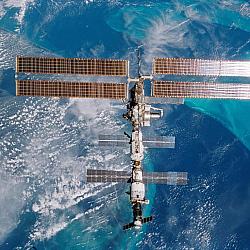 Astronautas chegam à Estação Espacial a bordo da espaçonave russa Soyuz
