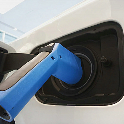 Veículos elétricos emitem mais carbono na fabricação em comparação aos movidos a gasolina, mas possuem vantagens a longo prazo