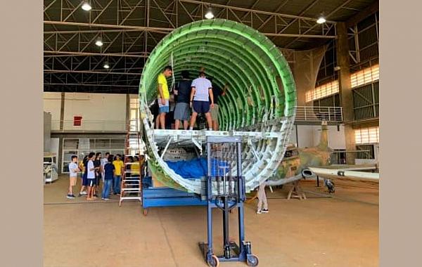 Avião da Embraer se transforma em sala de aula na USP em São Carlos - SP