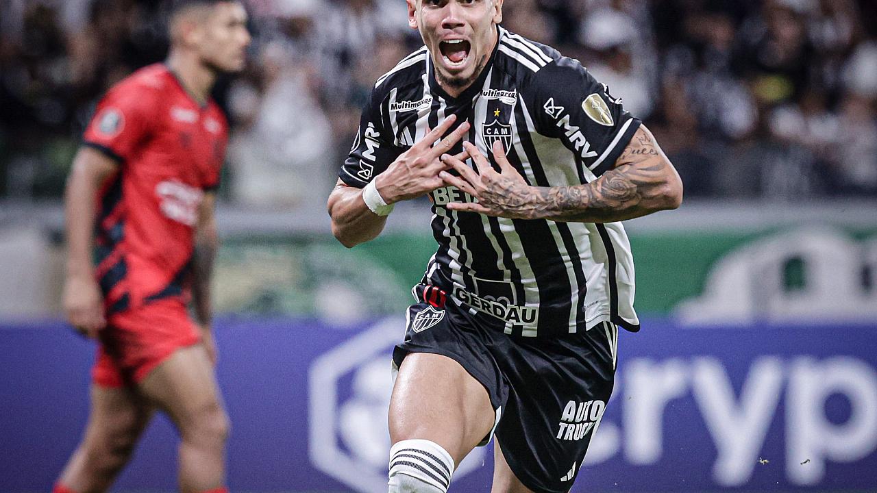 Libertadores: Paulinho decide e Atlético-MG vence para continuar vivo